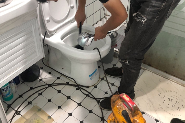 伊犁马桶堵塞自己疏通还是找师傅?专业上门服务让你省时更省心